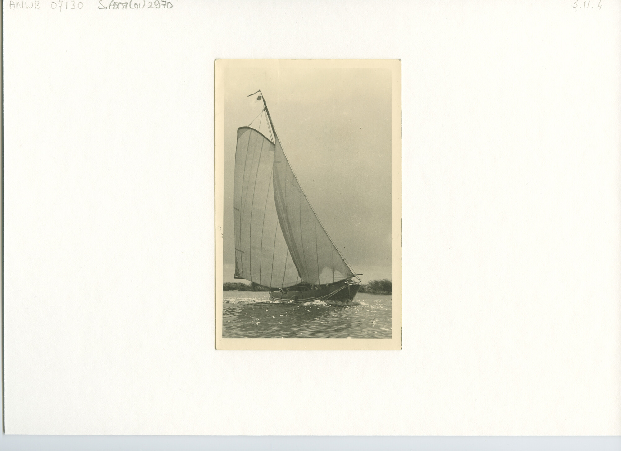 S.6507(01)2970; Een tjotter hoog aan de wind; foto