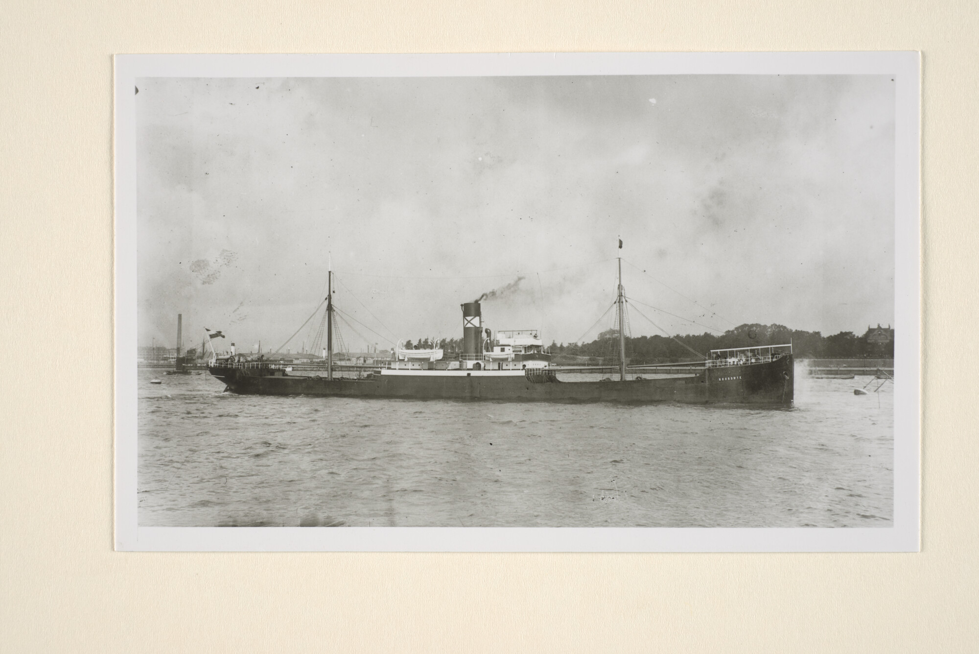 1995.7086; Het vrachtschip ss. Noordwijk van de Stoomvaart Maatschappij Noordwijk is [...]; foto