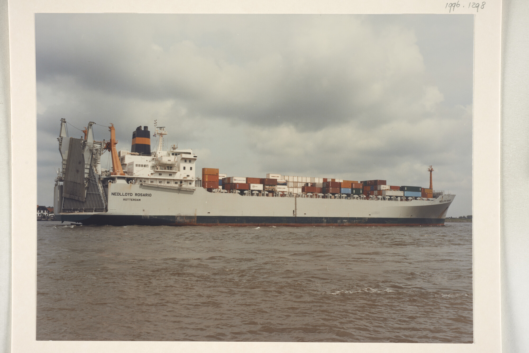 1996.1298; Kleurenfoto van het Ro-Ro-schip ms. Nedlloyd Rosario (ex- Rosario) van [...]; foto