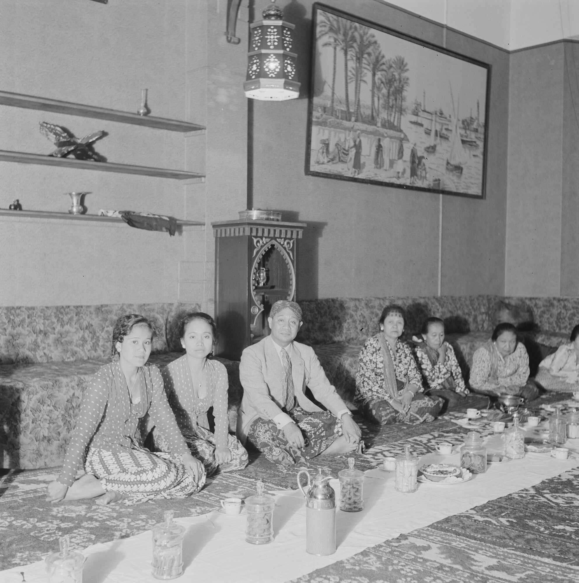 2015.3147; Negatief van de regent van Bandoeng (Bandung) met zijn gevolg van vrouwen; negatief