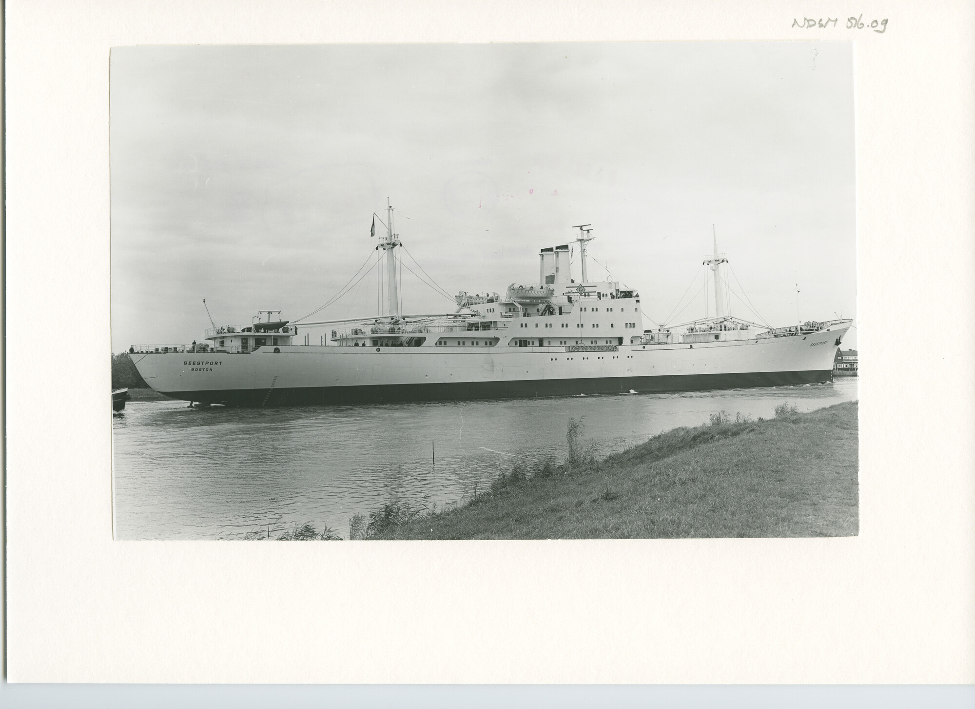 S.5444(02971)02; Foto van het koelvrachtschip ms. Geestport bij aankomst in IJmuiden en [...]; foto