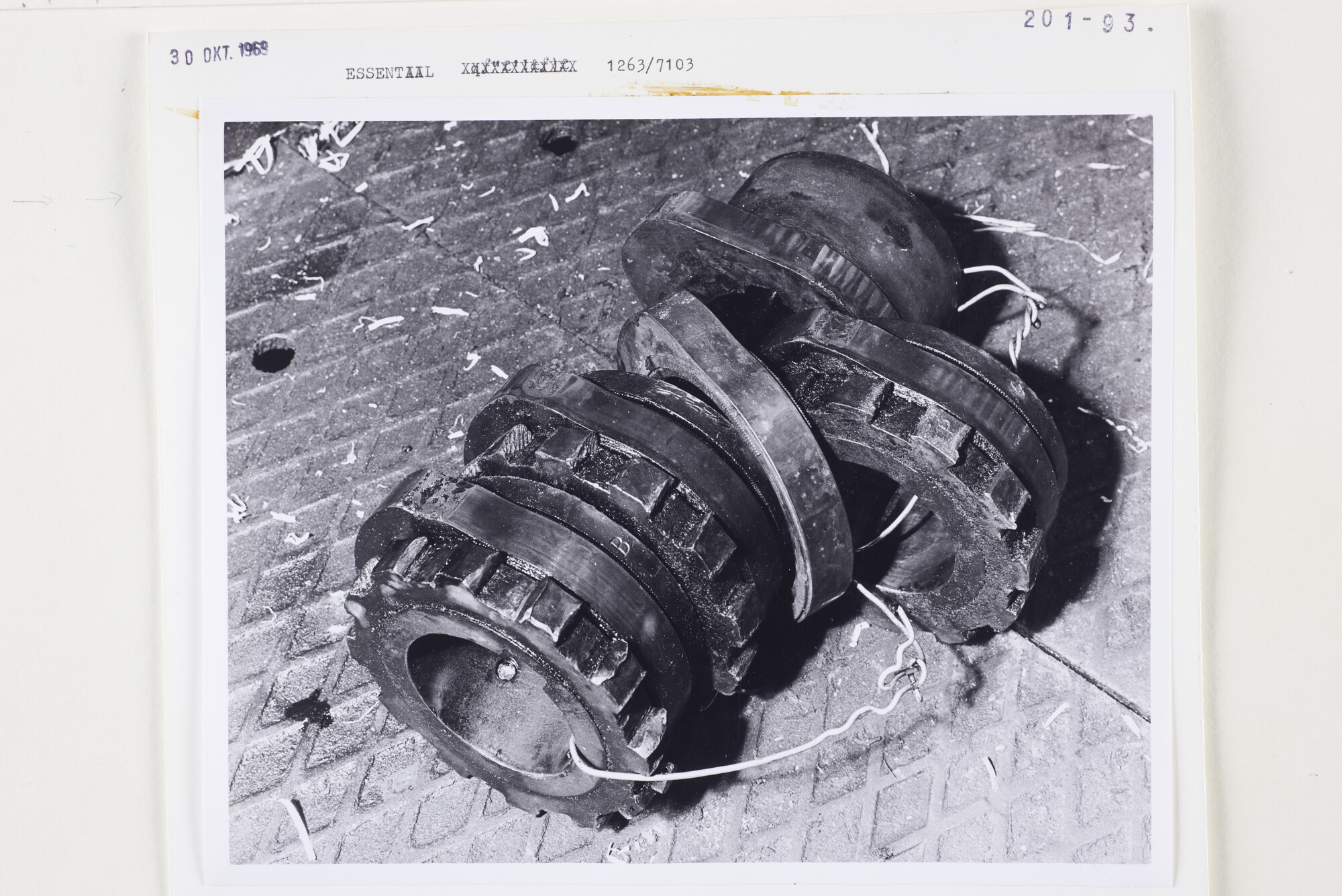 S.5444(5068)01; Foto van schade aan werktuigen in de motorkamer van de Essential; foto
