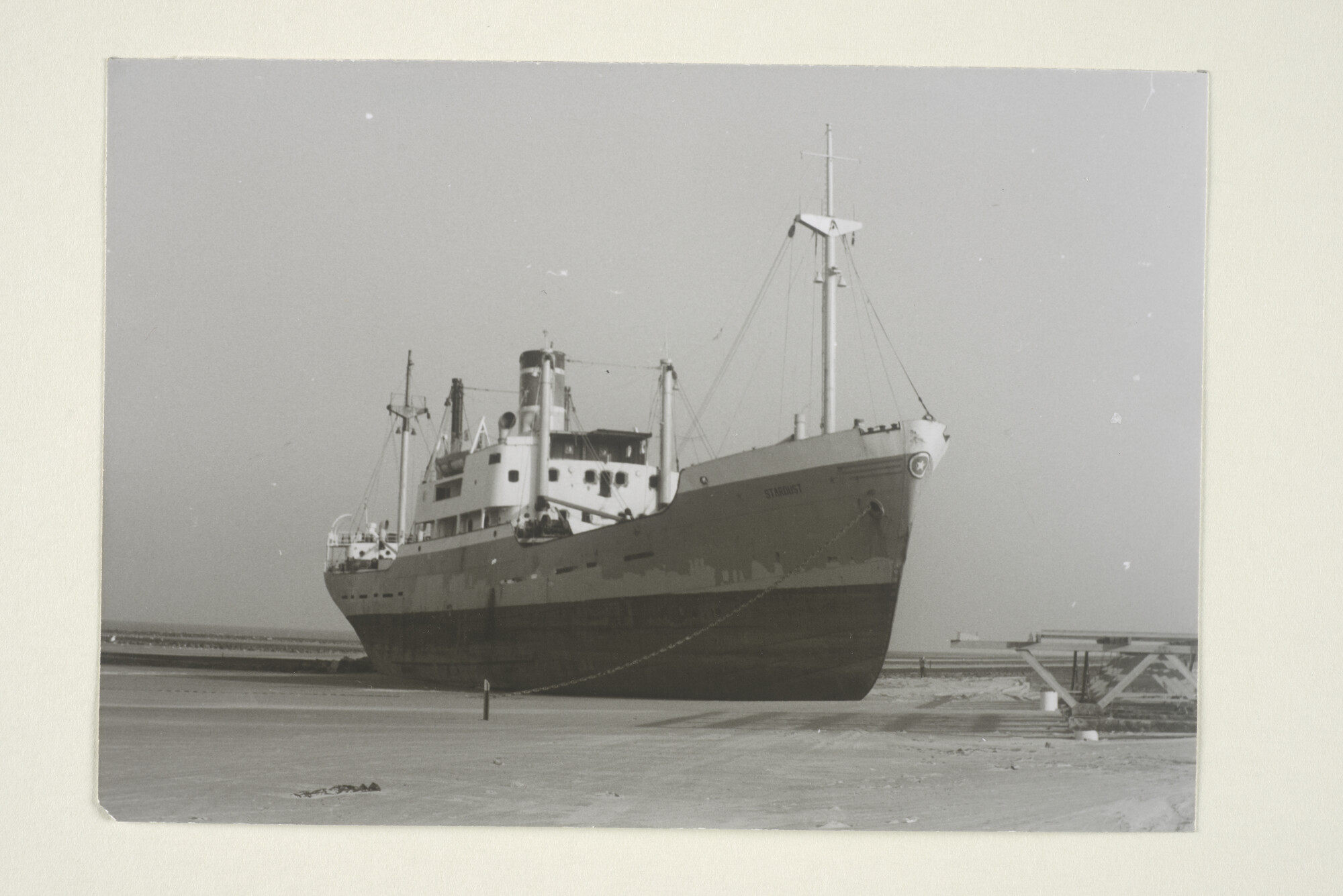 2000.2749; Het vrachtschip Stardust, gestrand bij s-Gravezande, januari 1976: het [...]; foto