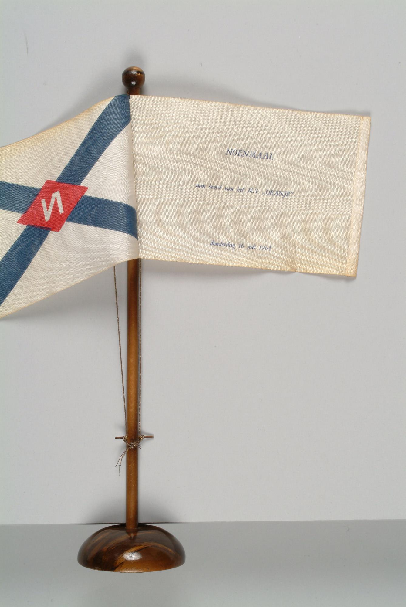 1994.6757; Tafelvlag van de Stoomvaart Maatschappij 'Nederland' gebruikt aan boord van ms. Oranje; vlag