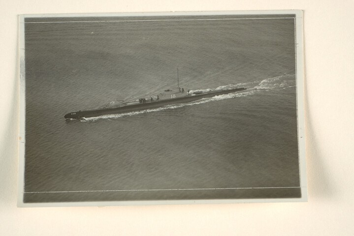 1994.7387; Luchtfoto van de onderzeeboot Hr.Ms. 'K XVIII' op zee; foto