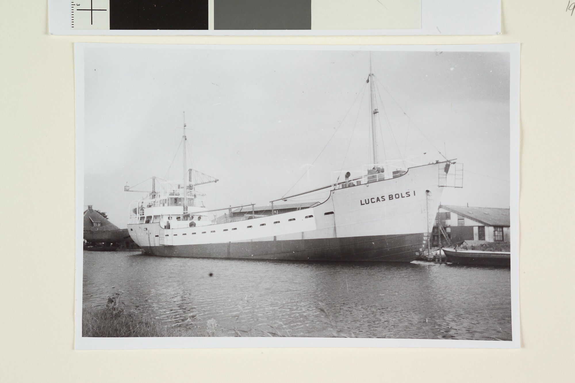 1996.2265; De coaster ms. 'Lucas Bols I' van Kustvaarttrederij der Erven Lucas Bols uit Amsterdam ligt afgemeerd aan de afbouwkade bij scheepswerf Gideon in Groningen; negatief