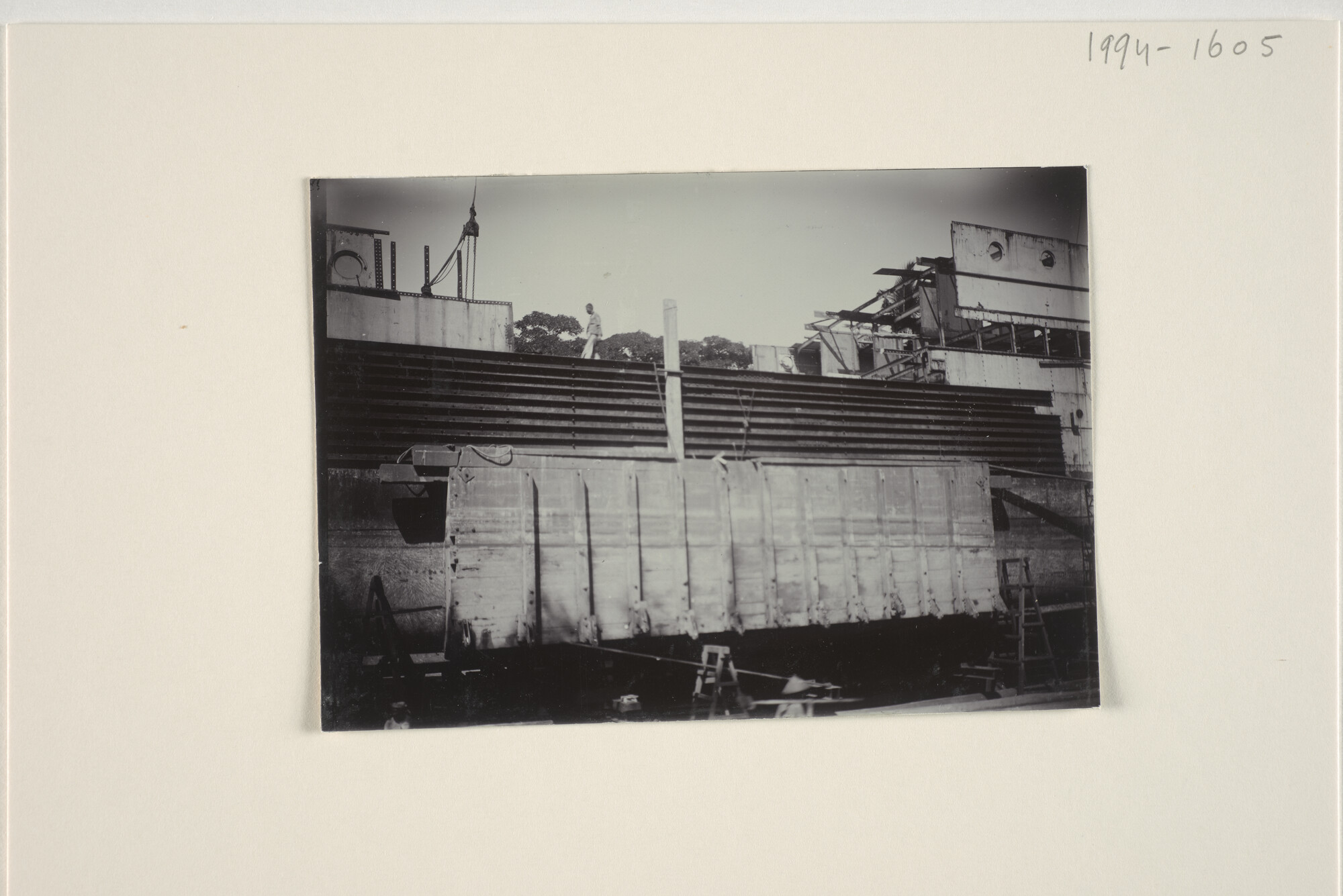 1994.1605; Reparatie door de Nederlandsche Scheepsbouw Maatschappij van de middensectie van het ss. 'Pahud' [...]; foto