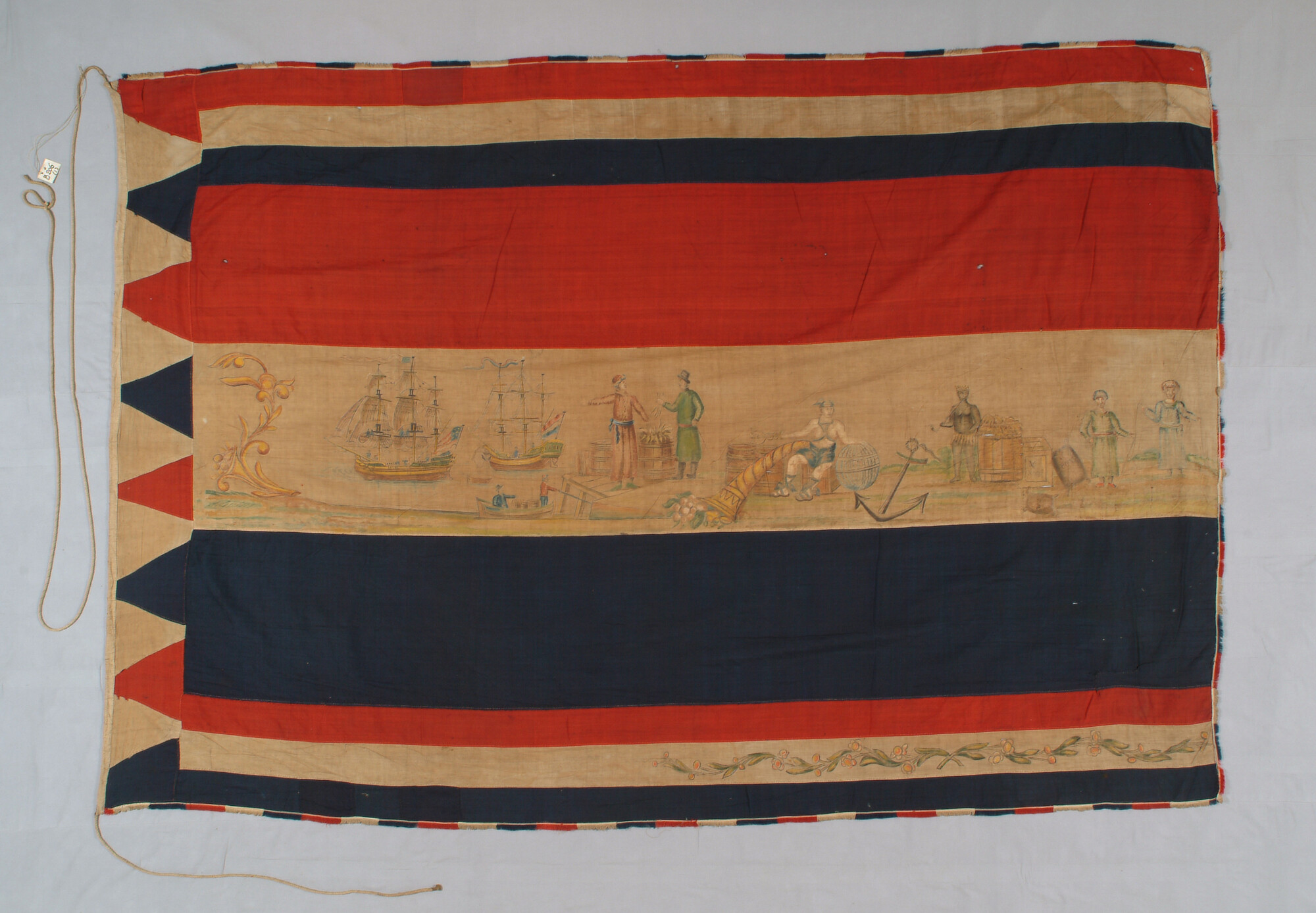 B.0206(01); Feestvlag met zinnebeeldige voorstelling van koophandel; vlag
