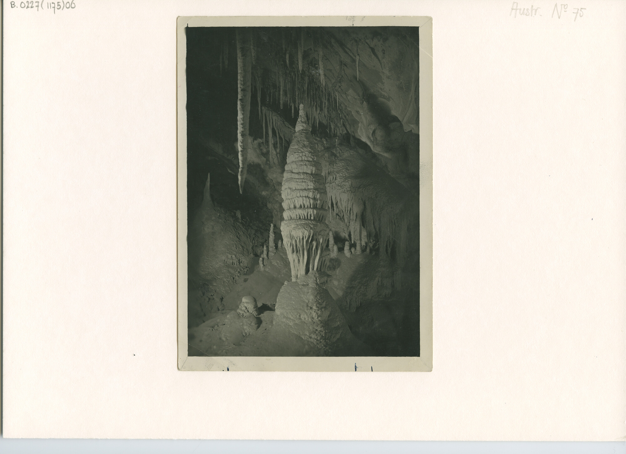 B.0227(1175)06; Interieurfotos van de Jenolan Caves, kalksteengrotten in de Blue Mountains [...]; foto