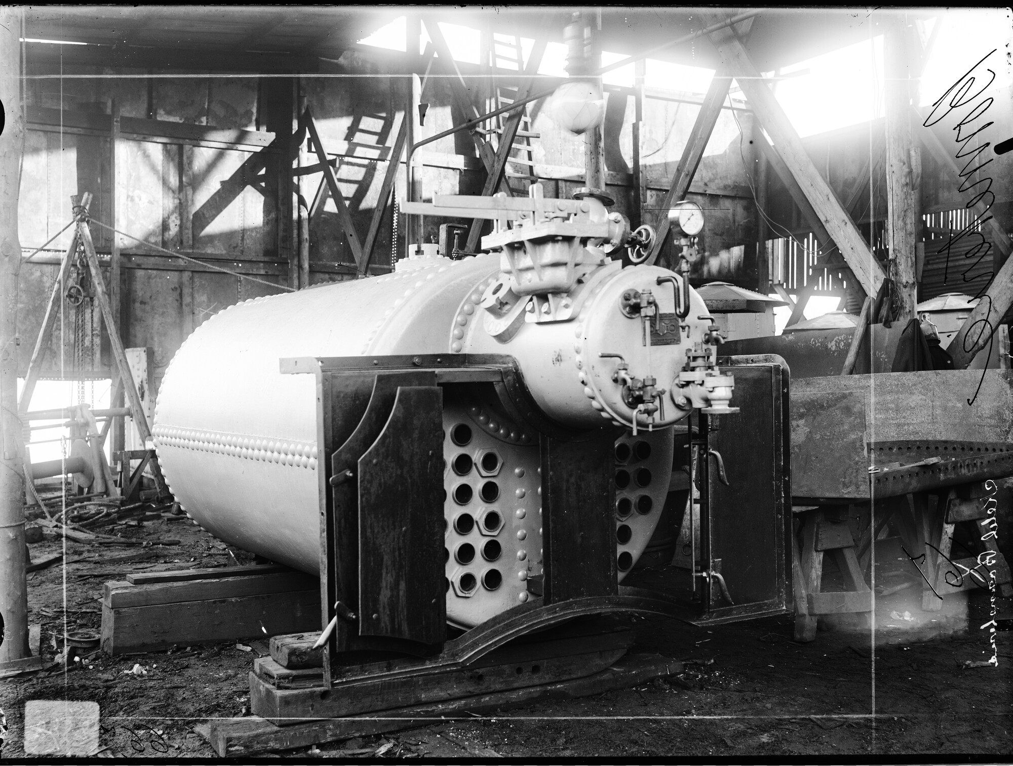 S.1156(06)291a; Een stoomketel (nummer 56) voor de Bonneterie in aanbouw; negatief