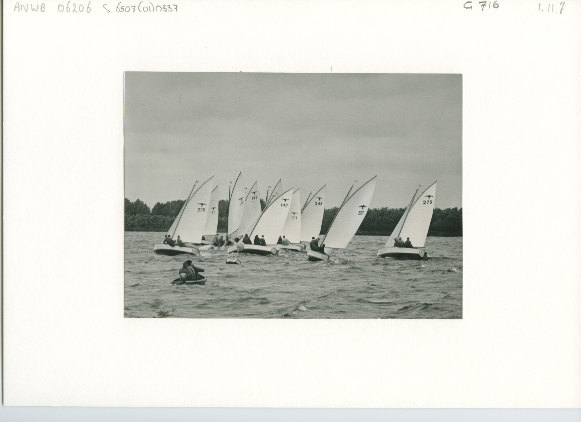 S.6507(01)0337; Kaagweek 1954: Valken ronden de Zweilandboei; foto