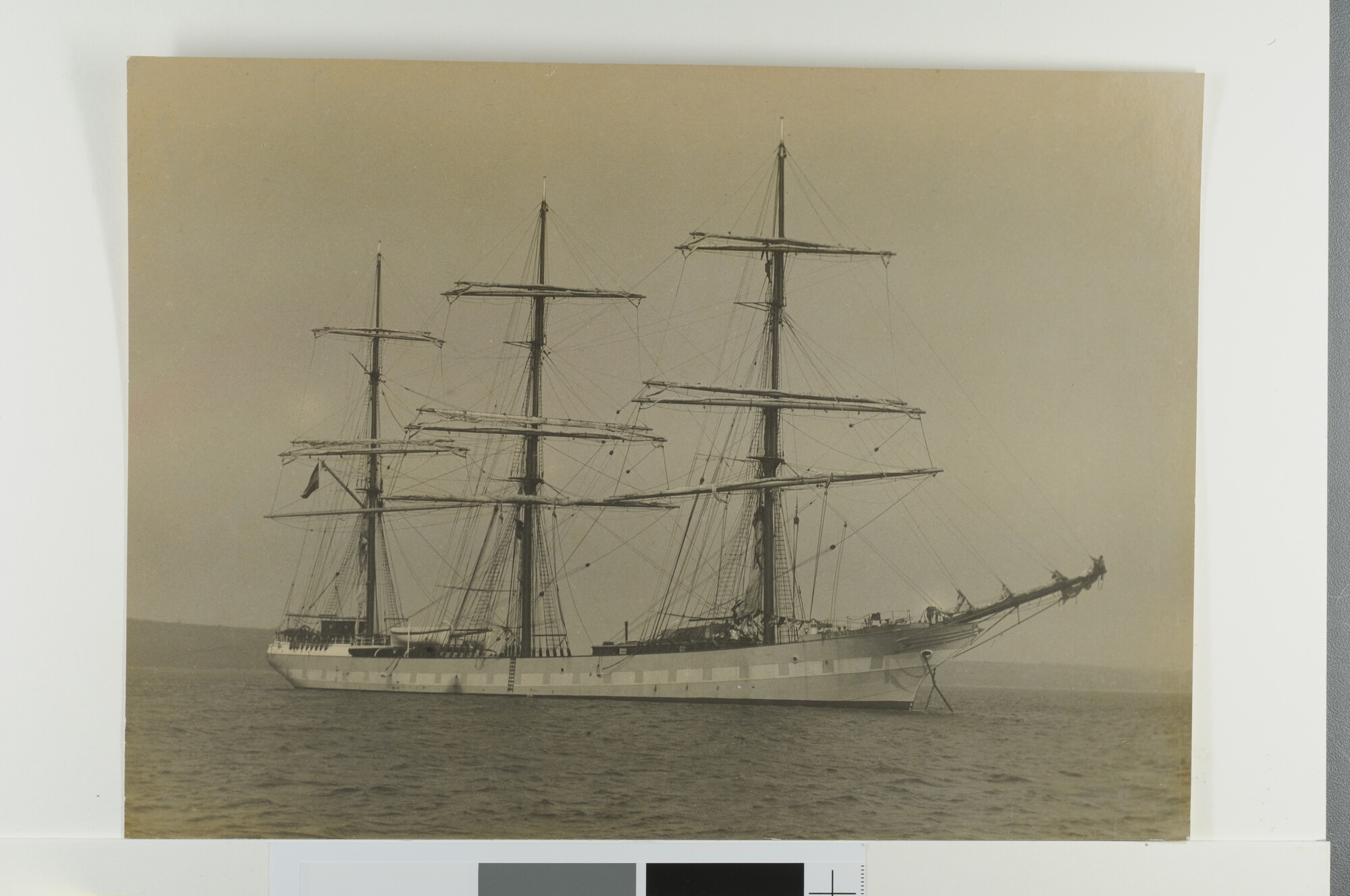 A.0246(09)f; Het fregat 'Vondel', gebouwd bij scheepswerf 'De Boot' van F.F. Groen te Amsterdam; foto