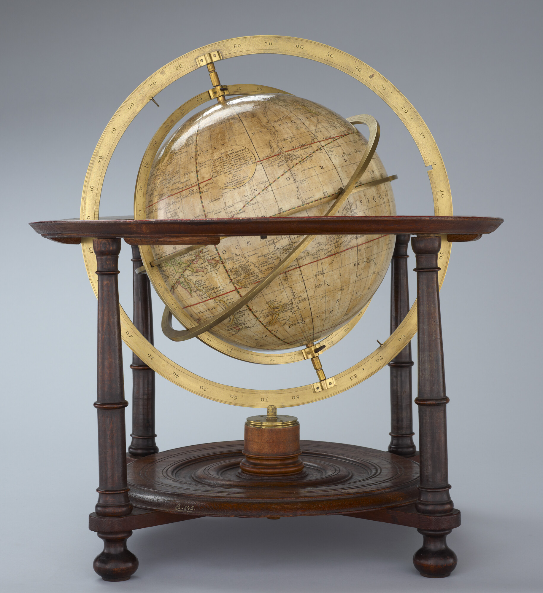 A.0145(025)22; Aardglobe van 31 cm. in doorsnede vervaardigd door Cornelis Covens en gegraveerd door Cornelis van Baarsel, met ringen gemonteerd rond de globe; globe