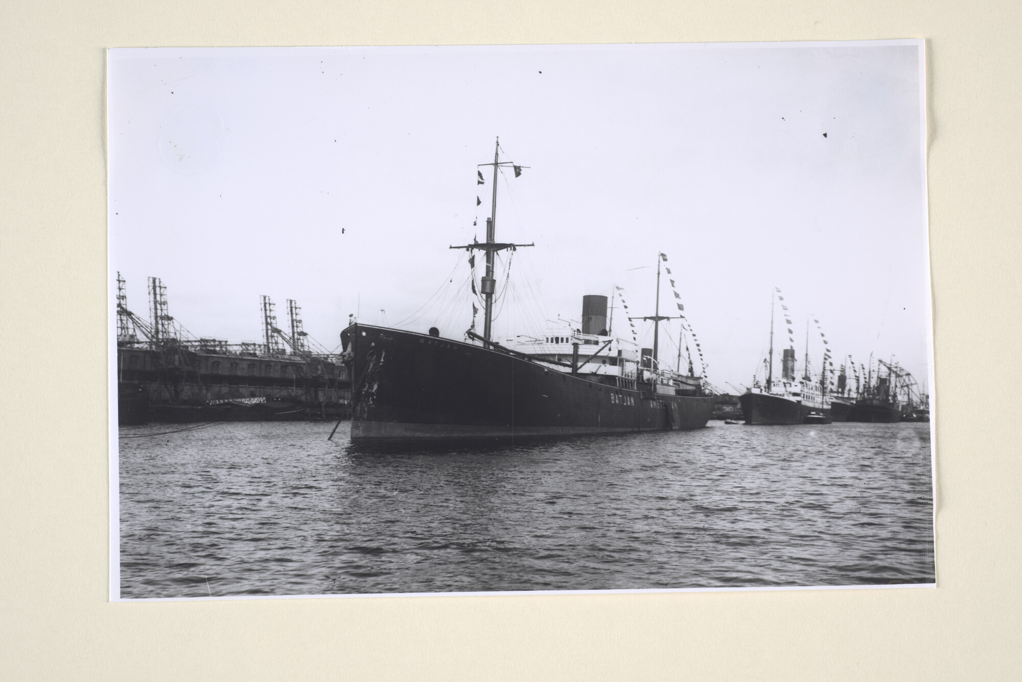 1995.1751; Het vrachtschip ss. 'Batjan' van de SMN ligt voor anker in de haven van Amsterdam; foto