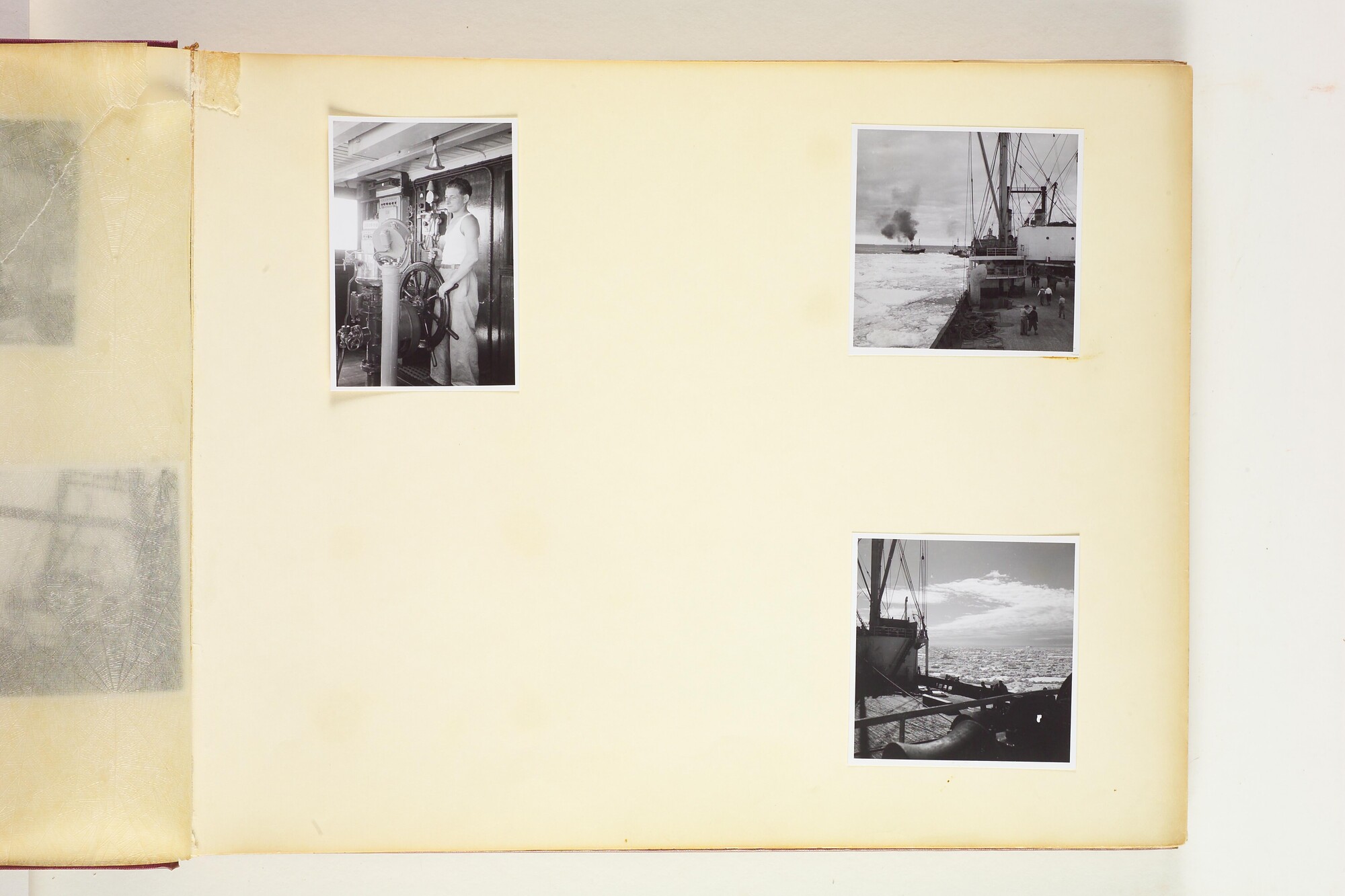 1990.0580; Eerste album met foto's van het walvismoederschip ms. Willem Barendsz (I); fotoalbum