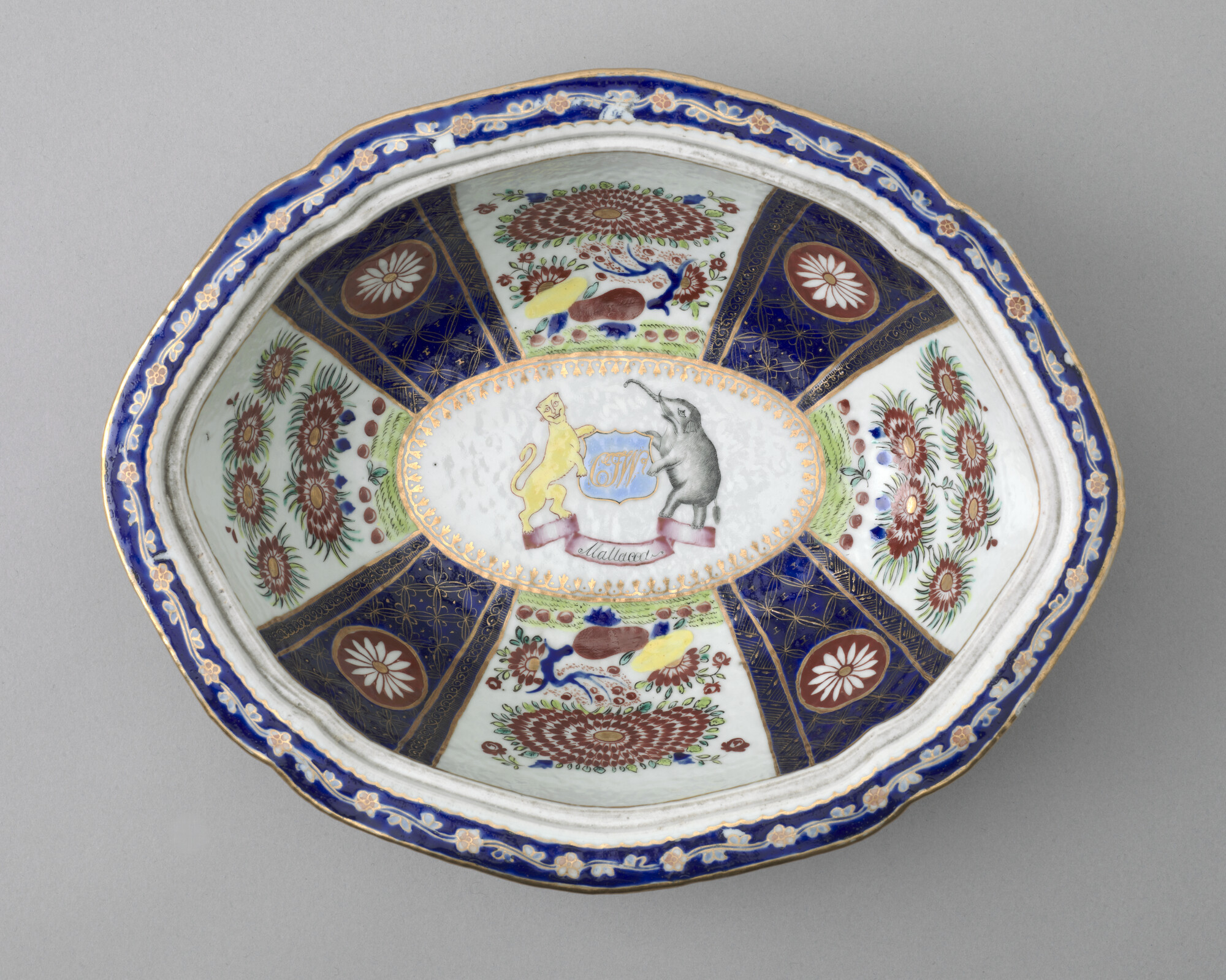 S.1277(02)03; Bootvormige terrine met deksel, gedecoreerd met polychroom wapenschild; terrine