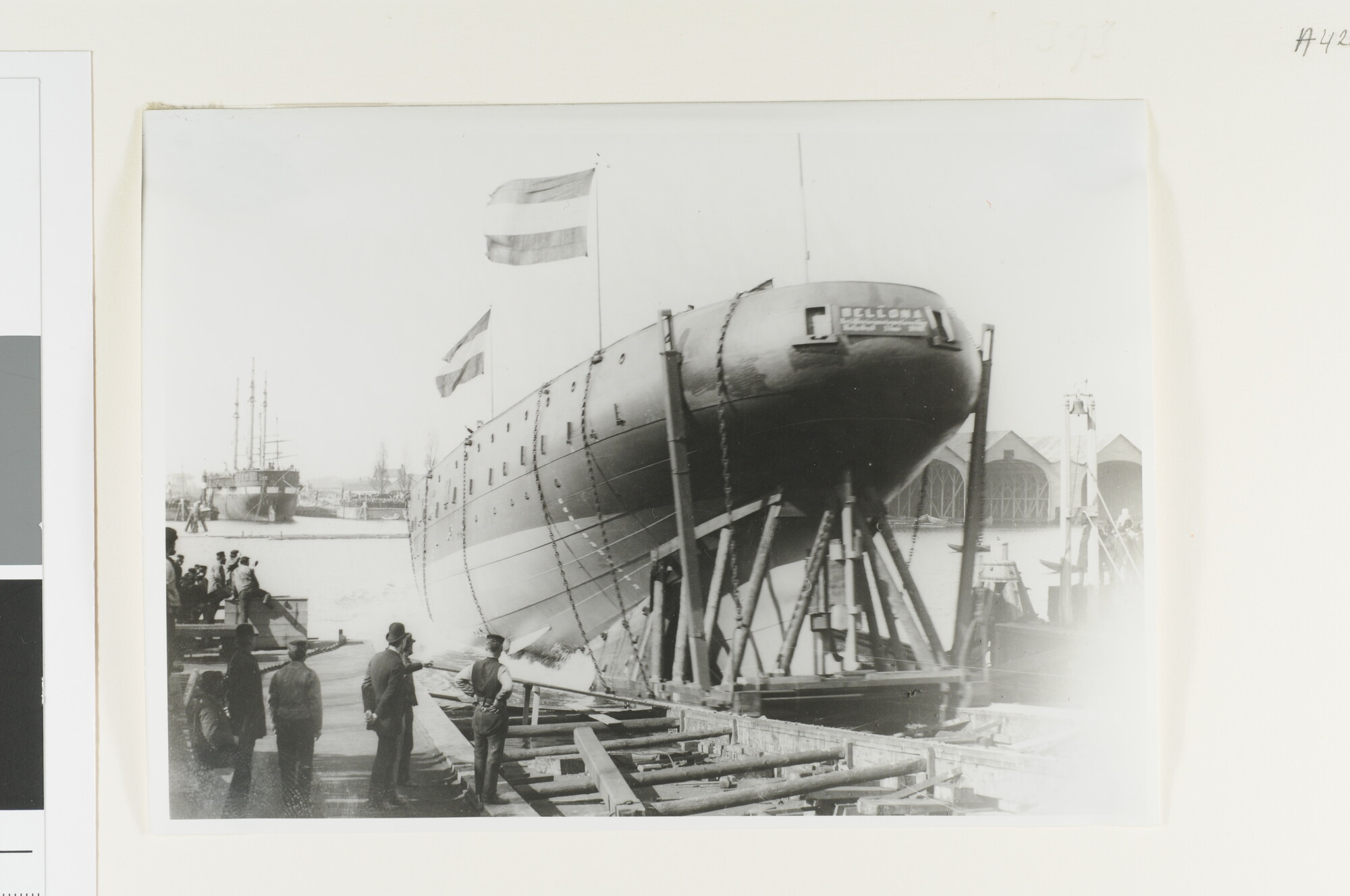 A.4254(02); De tewaterlating van het artillerie-instructieschip Hr.Ms. 'Bellona' bij de Rijkswerf te Amsterdam; foto