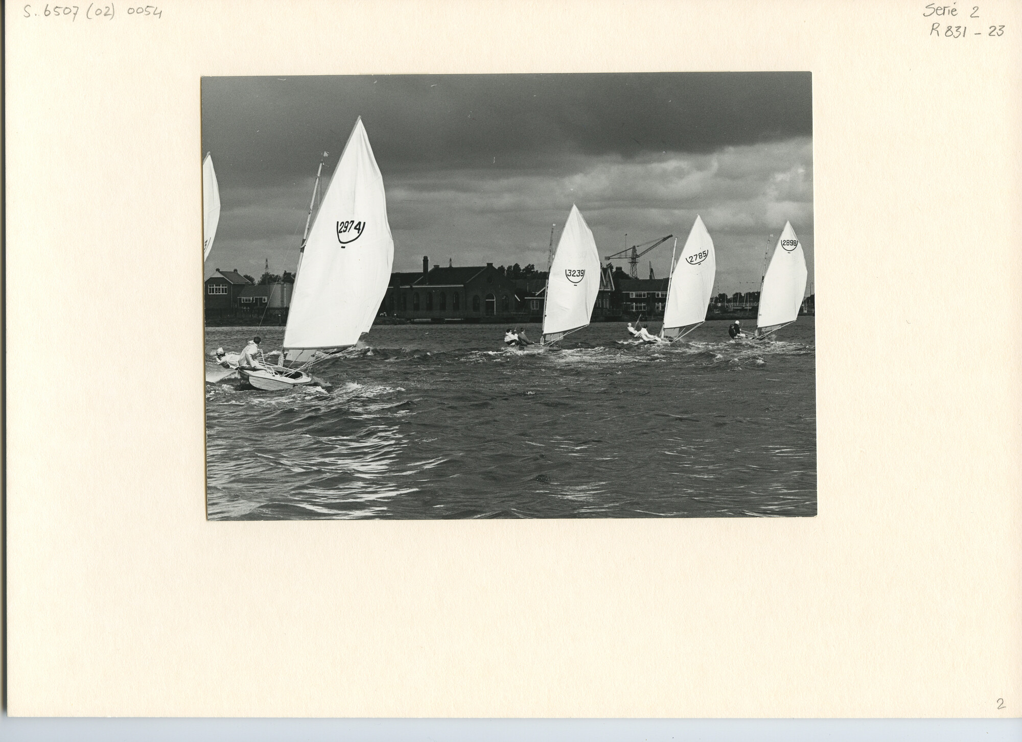 S.6507(02)0054.05; Zwart-wit foto van finke wind tijdens een wedstrijd van de Haarlemse Jacht Club 1964; foto