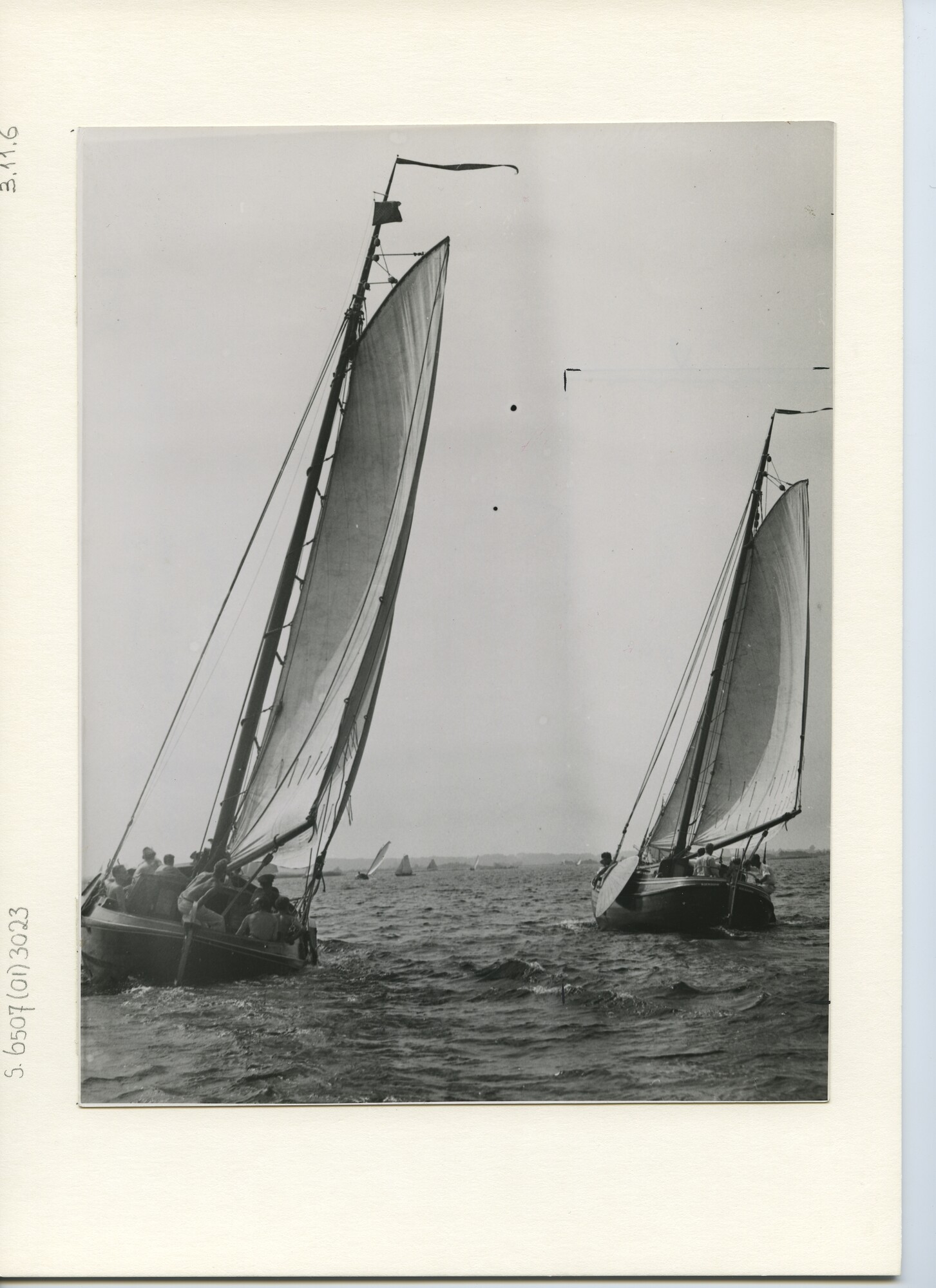 S.6507(01)3023; Foto van botters aan de wind; foto