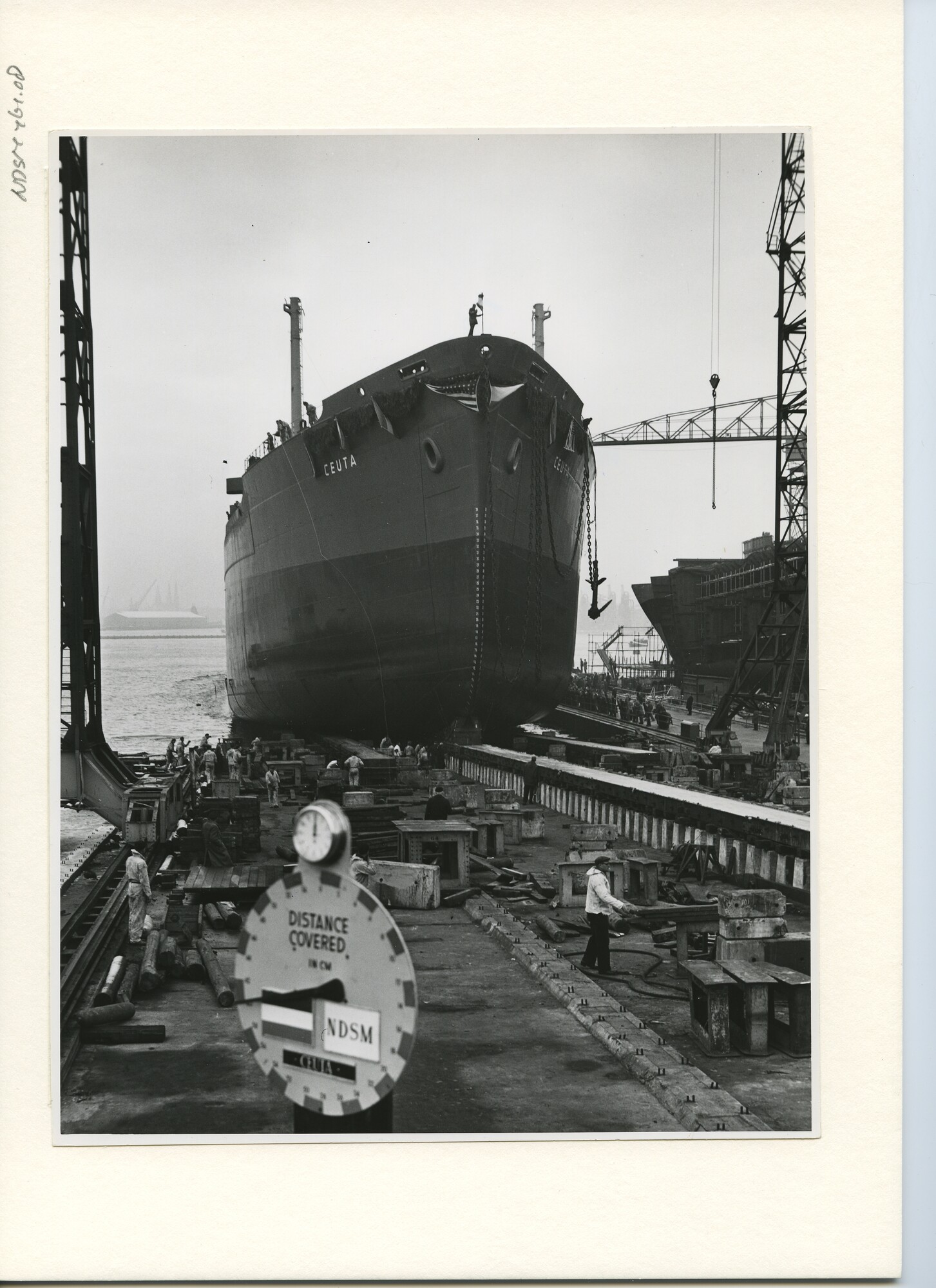 S.5444(2513)6; Foto van de tewaterlating van de Britse tanker ts. Ceuta ; foto