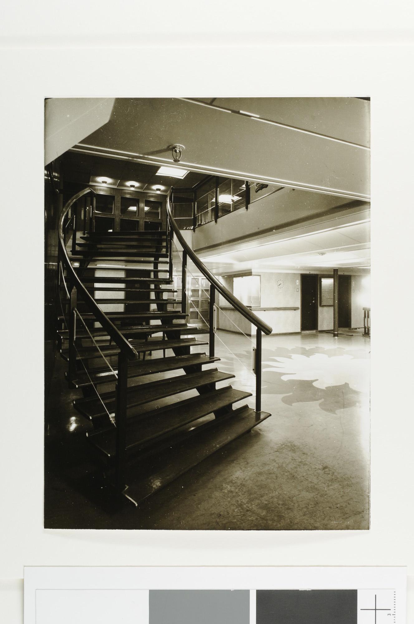 A.5023(01); Reproductiefoto's van het passagiersschip ms. 'Bolkoburg' en het scheepsinterieur ontworpen door H.P. Mutters & Zn; fotoreportage