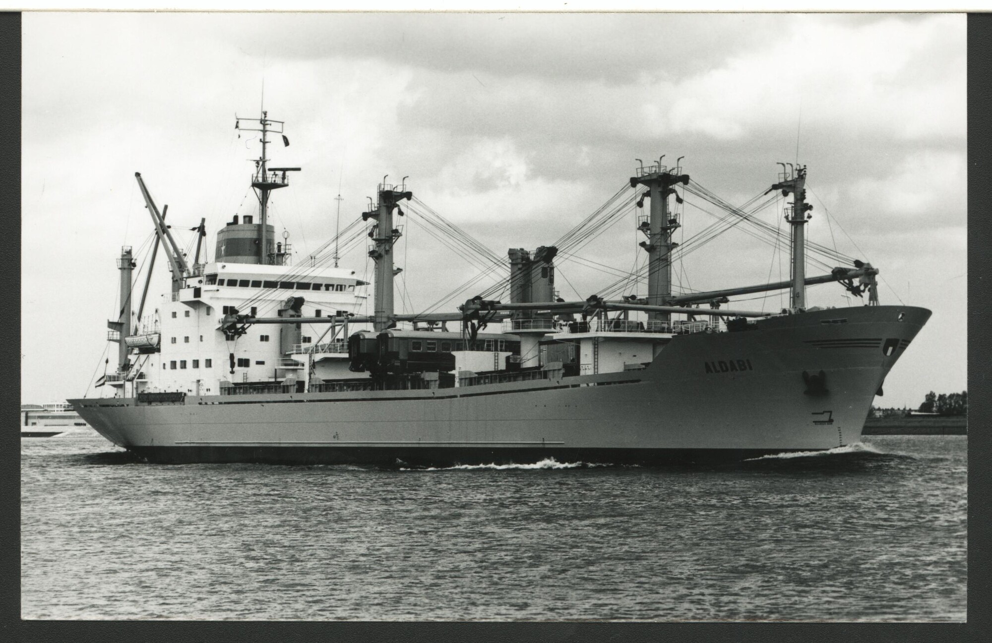 1993.6575; Het vrachtschip ms. 'Aldabi' van Van Nievelt Goudriaan & Co.; prentbriefkaart
