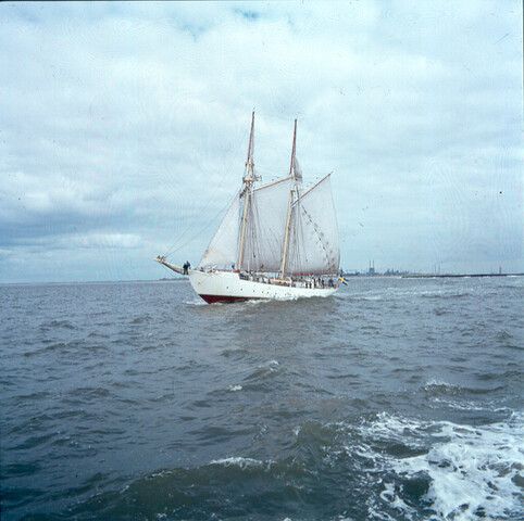 S.9100(4168); Dia van de Zweedse 2-mast gaffelschoener Falken bij een bezoek aan de haven van Amsterdam [...]; diapositief