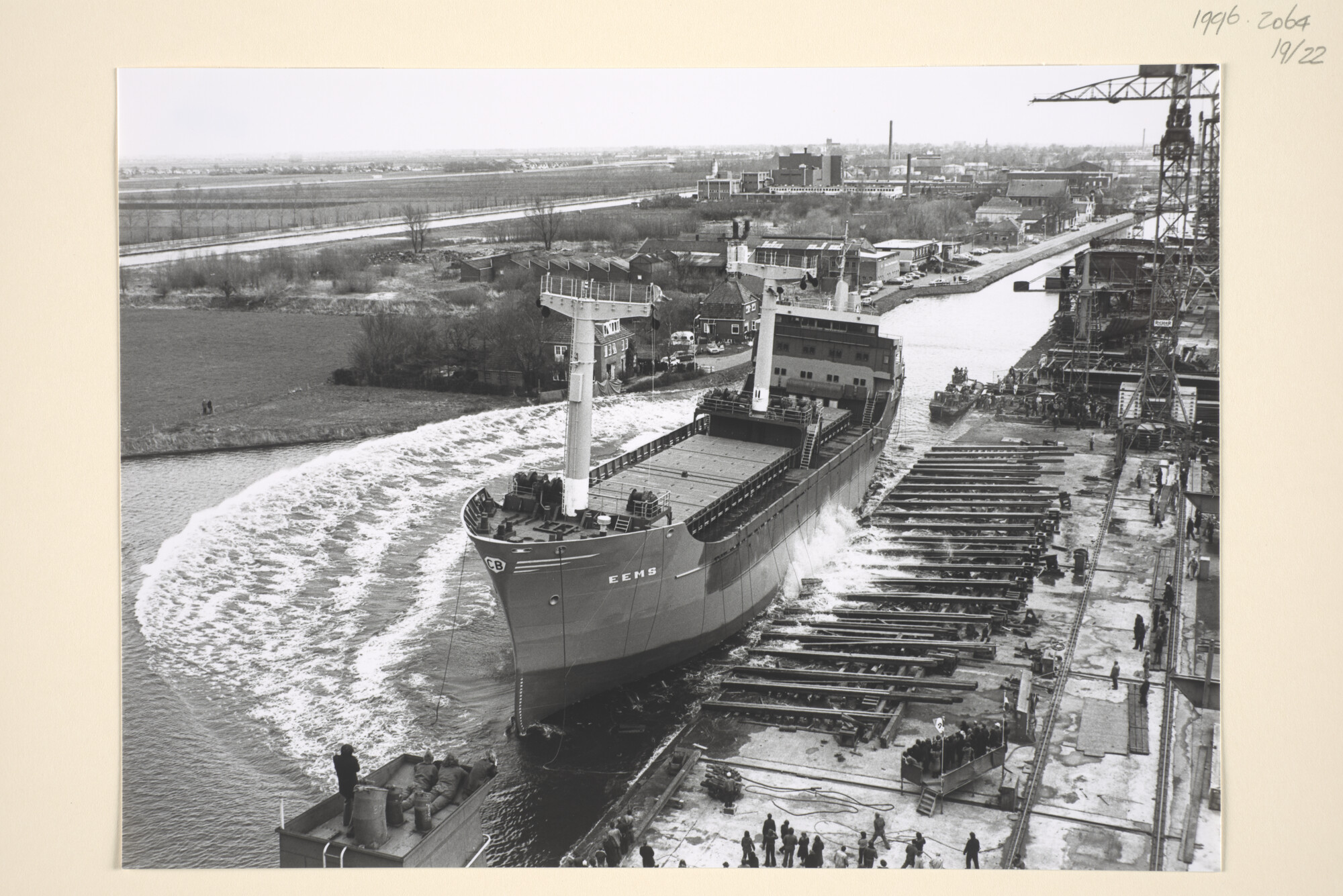 1996.2064; Foto's van de tewaterlating van de coaster ms. 'Eems' van C. Bos te Schiedam; fotoreportage