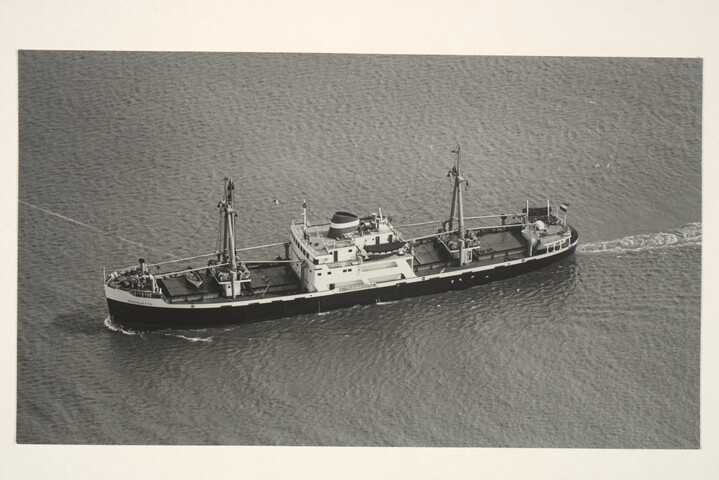 S.5219(12)0103; Luchtfoto's van de proeftocht van het Finse (Laker) vrachtschip ms. 'Marquette' van de Cyprien Fabre Fraissinet te Marseilles, april 1953; fotoreportage
