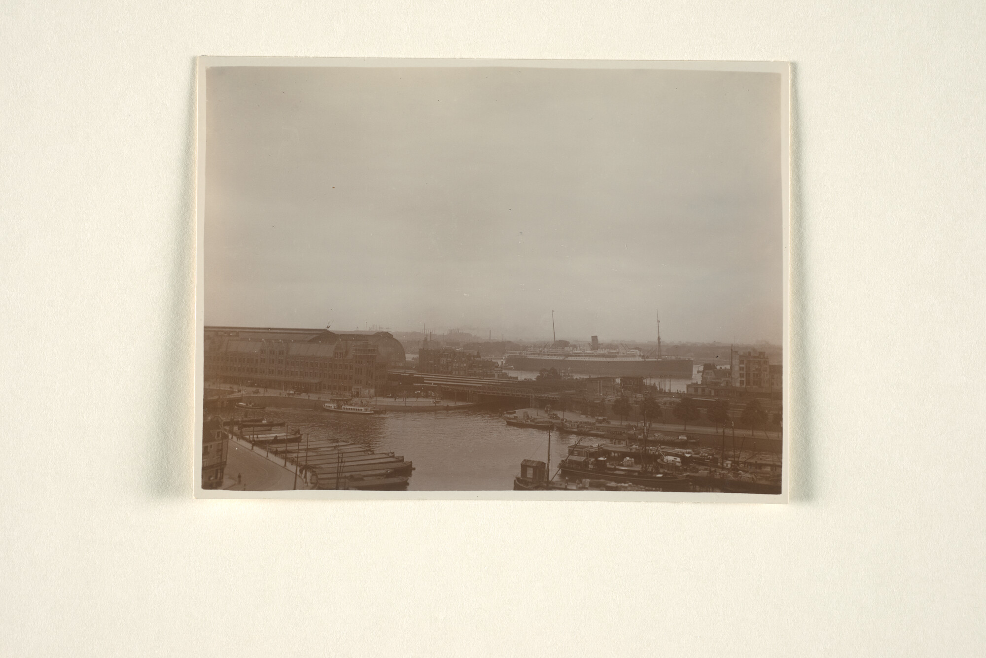 1997.1434; De eerste aankomst van het mailschip ms. P.C. Hooft van de SMN te Amsterdam; foto