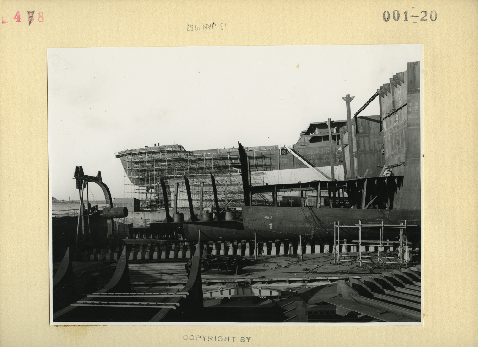 S.5444(03046)02; Foto van het vrachtschip ms. Batu in aanbouw op helling IV van de NDSM, Amsterdam [...]; foto