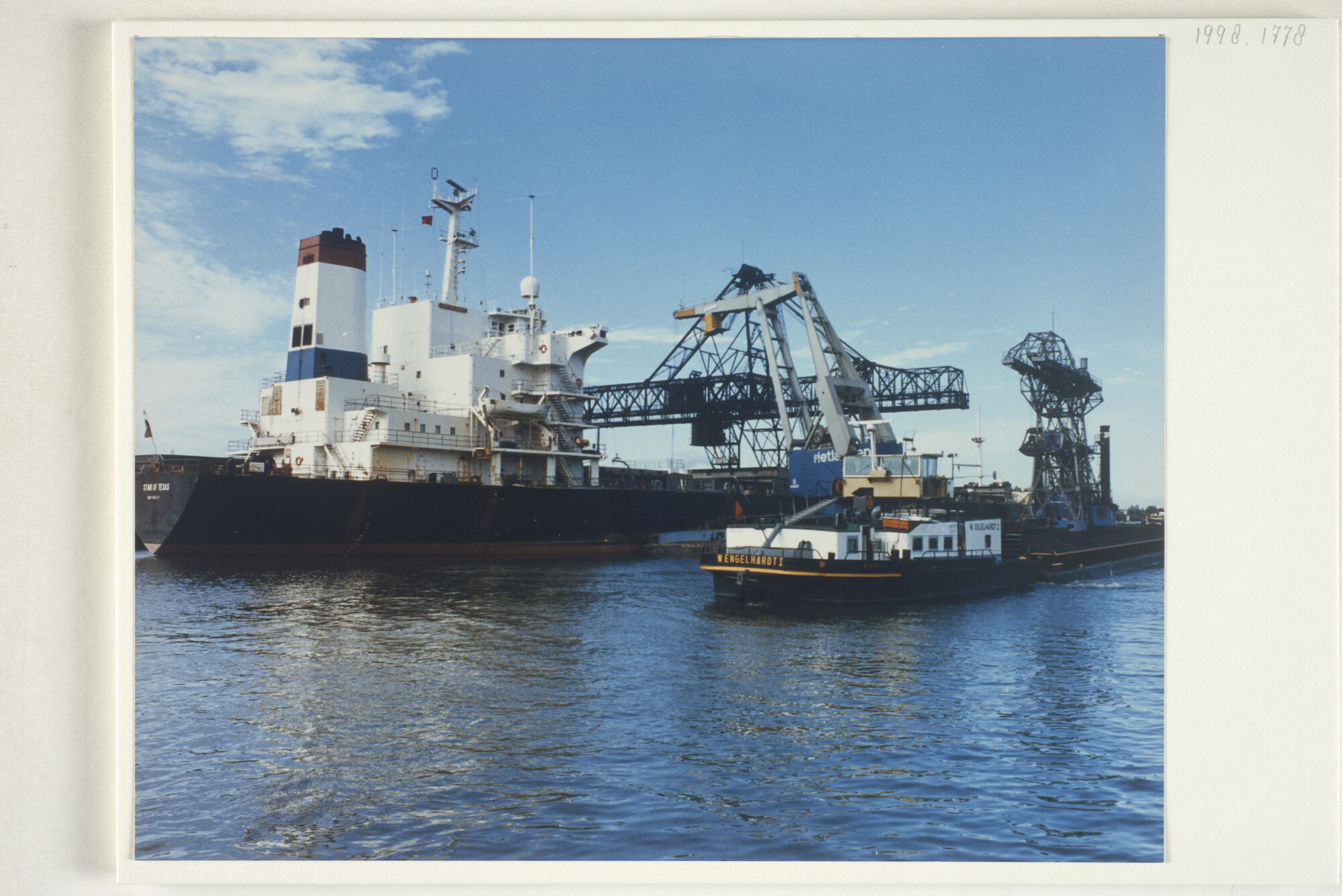 1998.1778; Kleurenfoto's van goederenoverslag in de haven van Amsterdam; fotoreportage