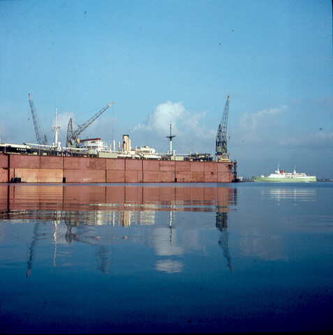 S.9100(1743); Dia van nieuwe vestiging ADM aan de Westhaven te Amsterdam; diapositief