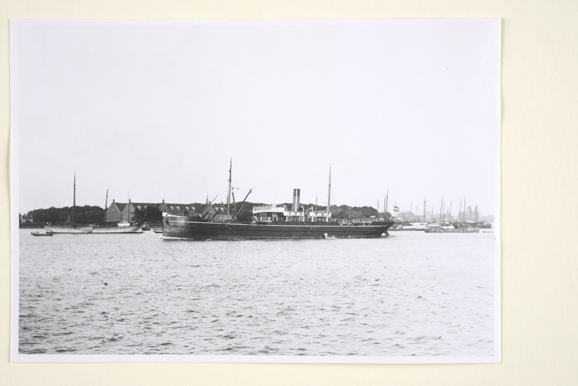 1995.6370; Het vrachtschip ss. Zaanstroom van de Hollandsche Stoomboot Maatschappij [...]; foto