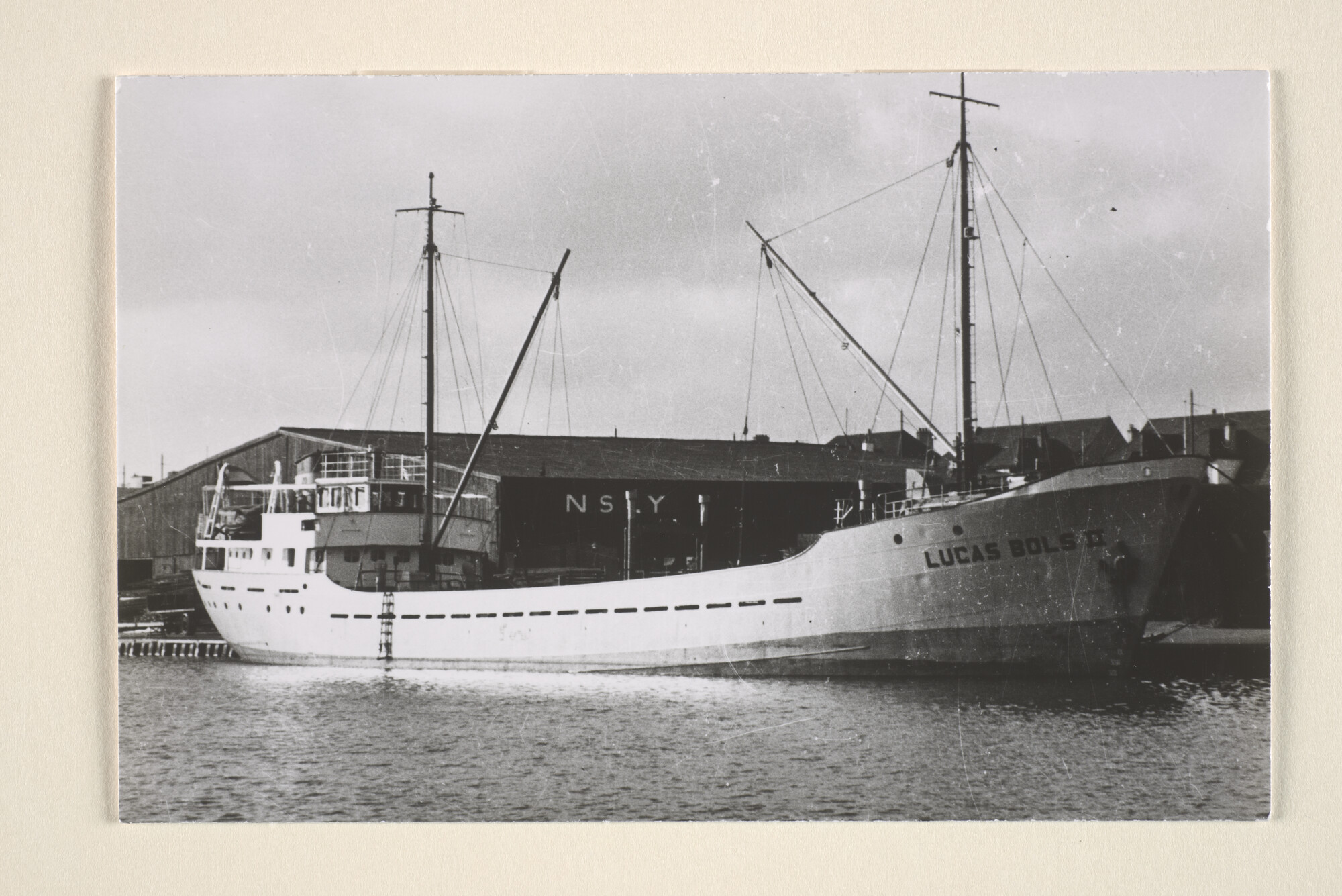 1996.2266; De coaster ms. 'Lucas Bols II' van Kustvaarttrederij der Erven Lucas Bols uit Amsterdam; foto
