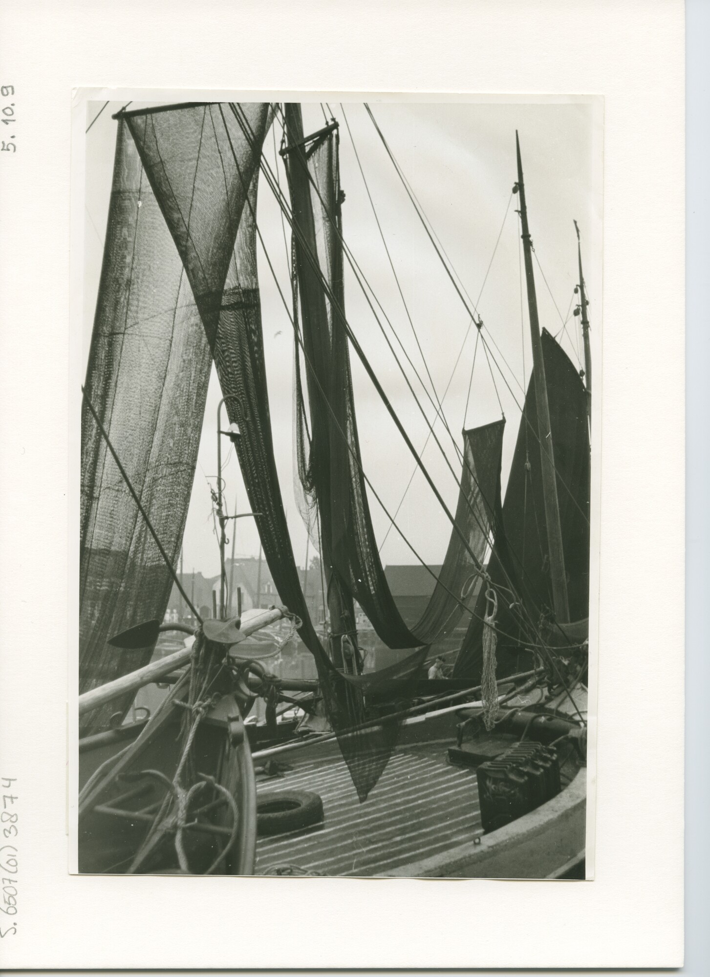 S.6507(01)3874; Visbotters met te drogen hangende netten afgemeerd in de haven van Spakenburg; foto