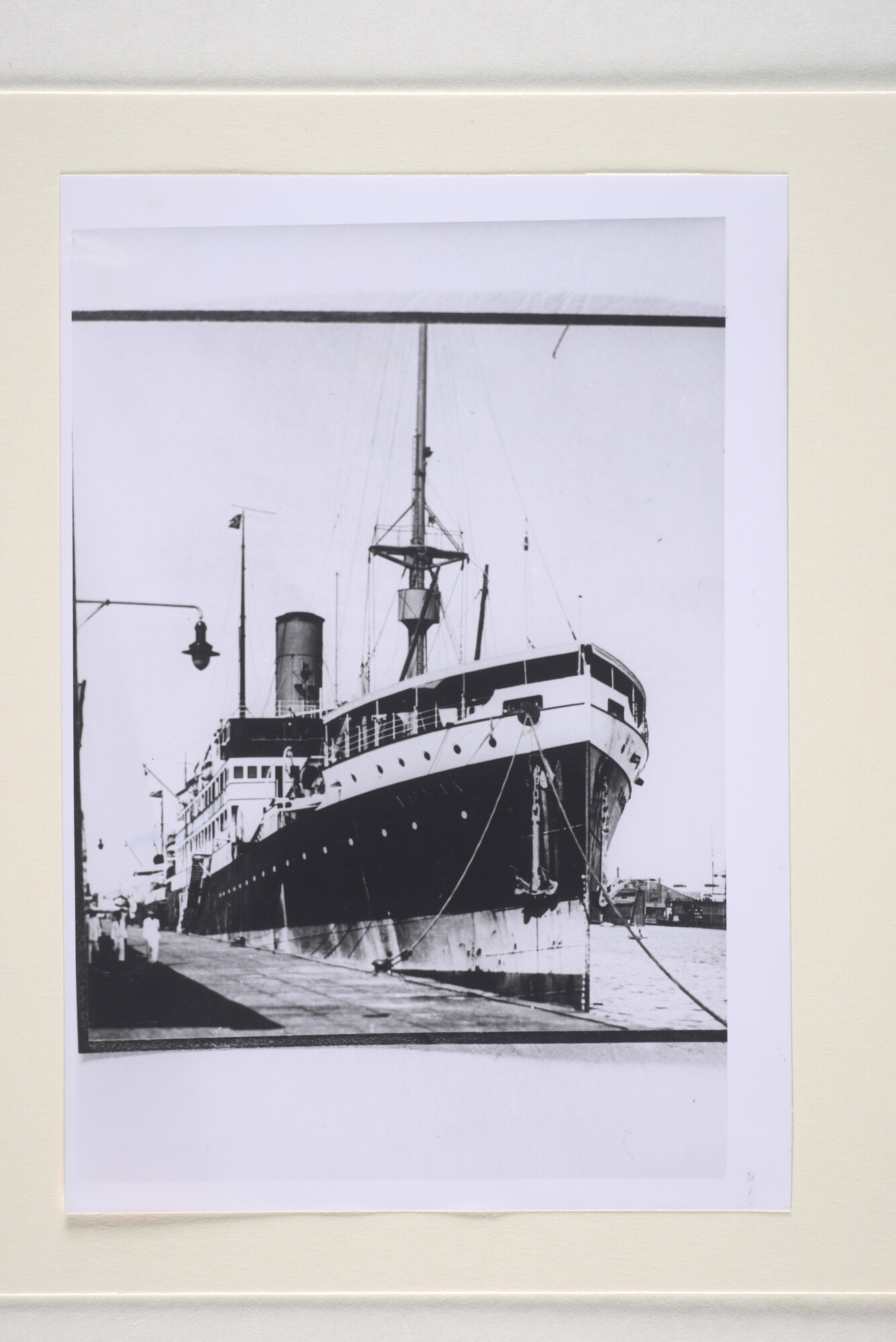 1994.1786; Het ss. 'Tasman' van de KPM aan de kade van Tandjong Priok; foto