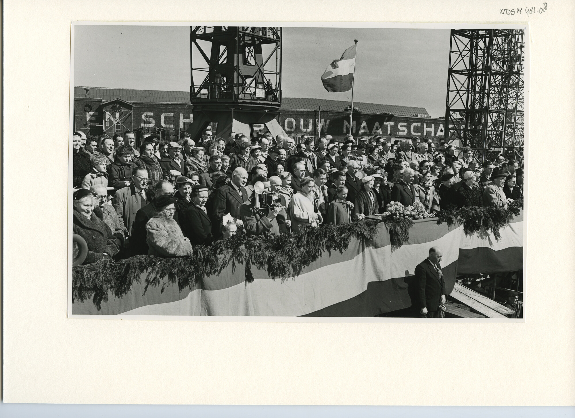 S.5444(2345)2; Foto van de tewaterlating en doop van de tanker ss. Kermia ; foto