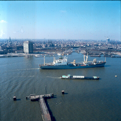 S.9100(7027); Dia van het binnenvaartschip 'Steenwijk' geladen met KNSM-containers het vrachtschip 'Trident Amsterdam' passerende op het IJ; diapositief