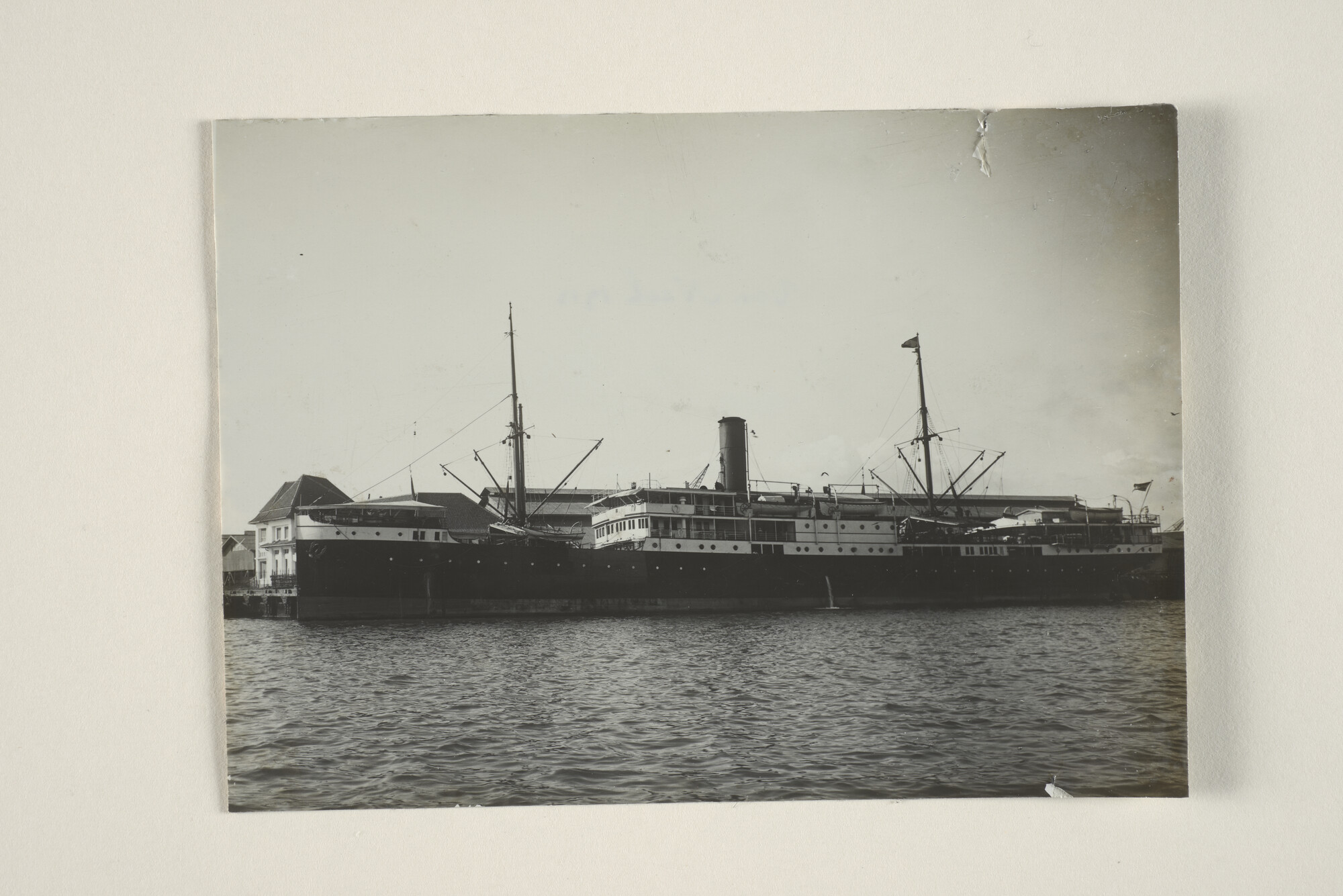 1994.1861; Het ss. 'Van Neck' van de KPM ligt (vermoedelijk) afgemeerd aan de kade van de oceaanhaven te Belawan; foto