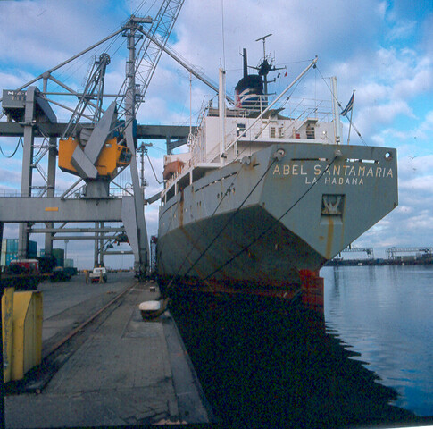 S.9100(8707); Massagoedoverslag bij de Overslag Bedrijf Amsterdam (OBA) aan de Westhaven te Amsterdam; diapositief