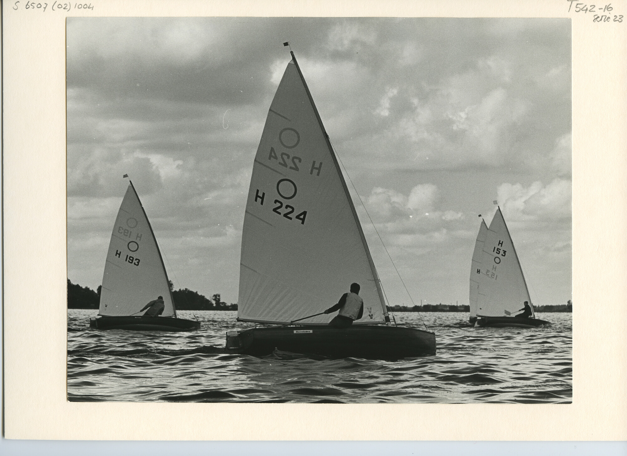 S.6507(02)1004.01; Zwart-wit foto van het Europees Kampioenschap O-jollen 1966 op de Westeinderplassen; foto