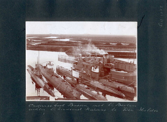 2001.1119; Blad uit een fotoalbum, met een foto van het Onderzeeboot Bassin te Den [...]; fotoalbum