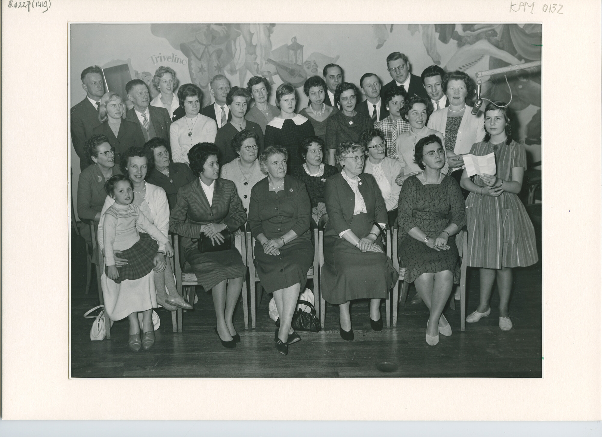 B.0227(1419); Zwart-wit foto van een groep aanwezigen tijdens een uitzending van Radio Nederland Wereldomroep van het programma "Het Schip van de Week"; foto