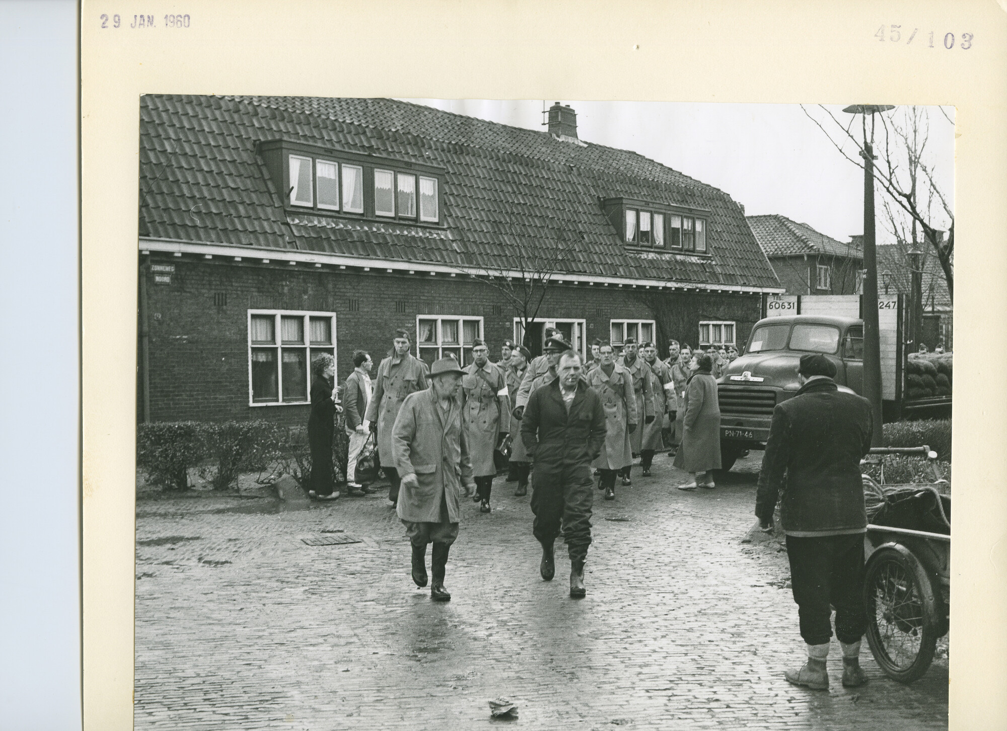 S.5444(3576)13; Foto van de hulpverlening door andere de NDSM; foto