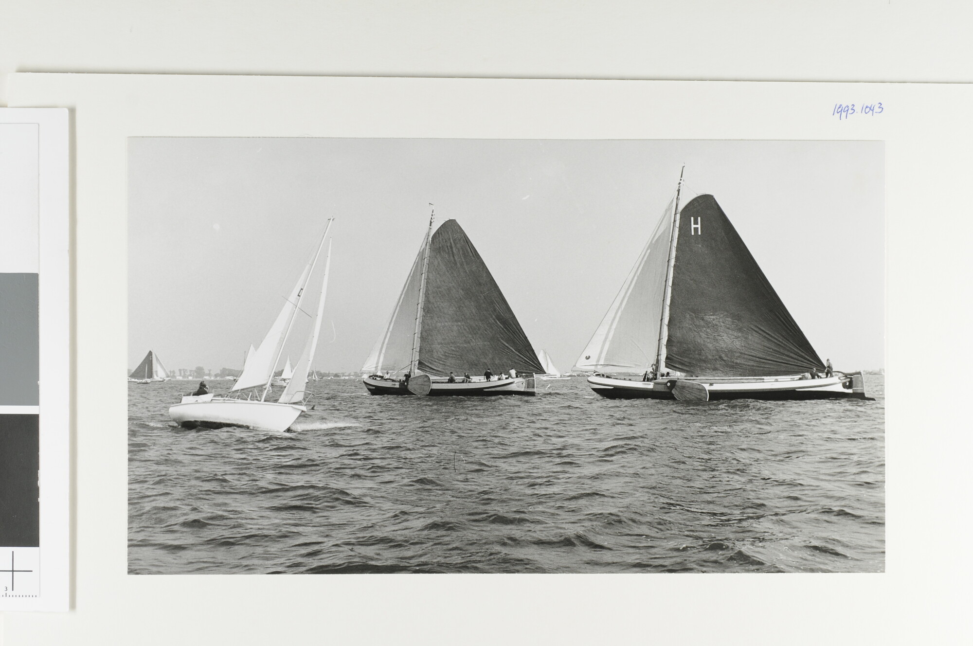 1993.1043; Skûtsjesilen in Friesland: twee skûtsjes in wedstrijd met elkaar; foto