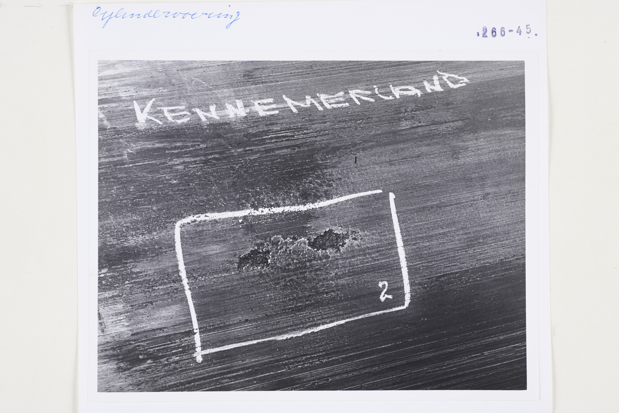 S.5444(5413)2; Foto van schade aan een scheur in een cilindervoering van de hoofdmotor van de Kennemerland; foto