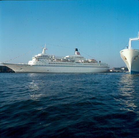 S.9100(6954); Dia van het Noorse cruiseschip 'Royal Viking Sea' van de Royal Viking Line en Japans koelschip Jiff langs de PTA in Amsterdam [...]; diapositief