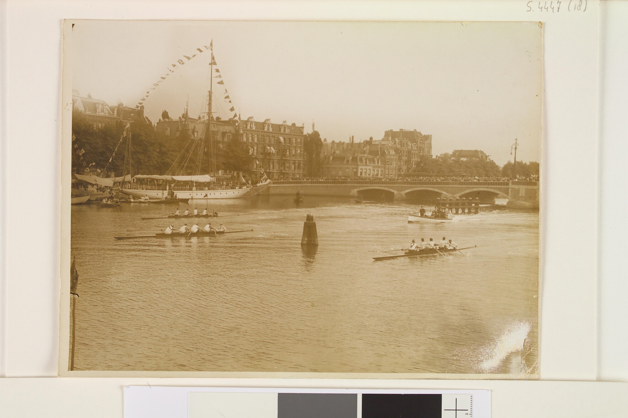 S.4447(18); Roeiwedstrijd van de Koninklijke Zeil- en Roei Vereeniging op de Amstel; foto