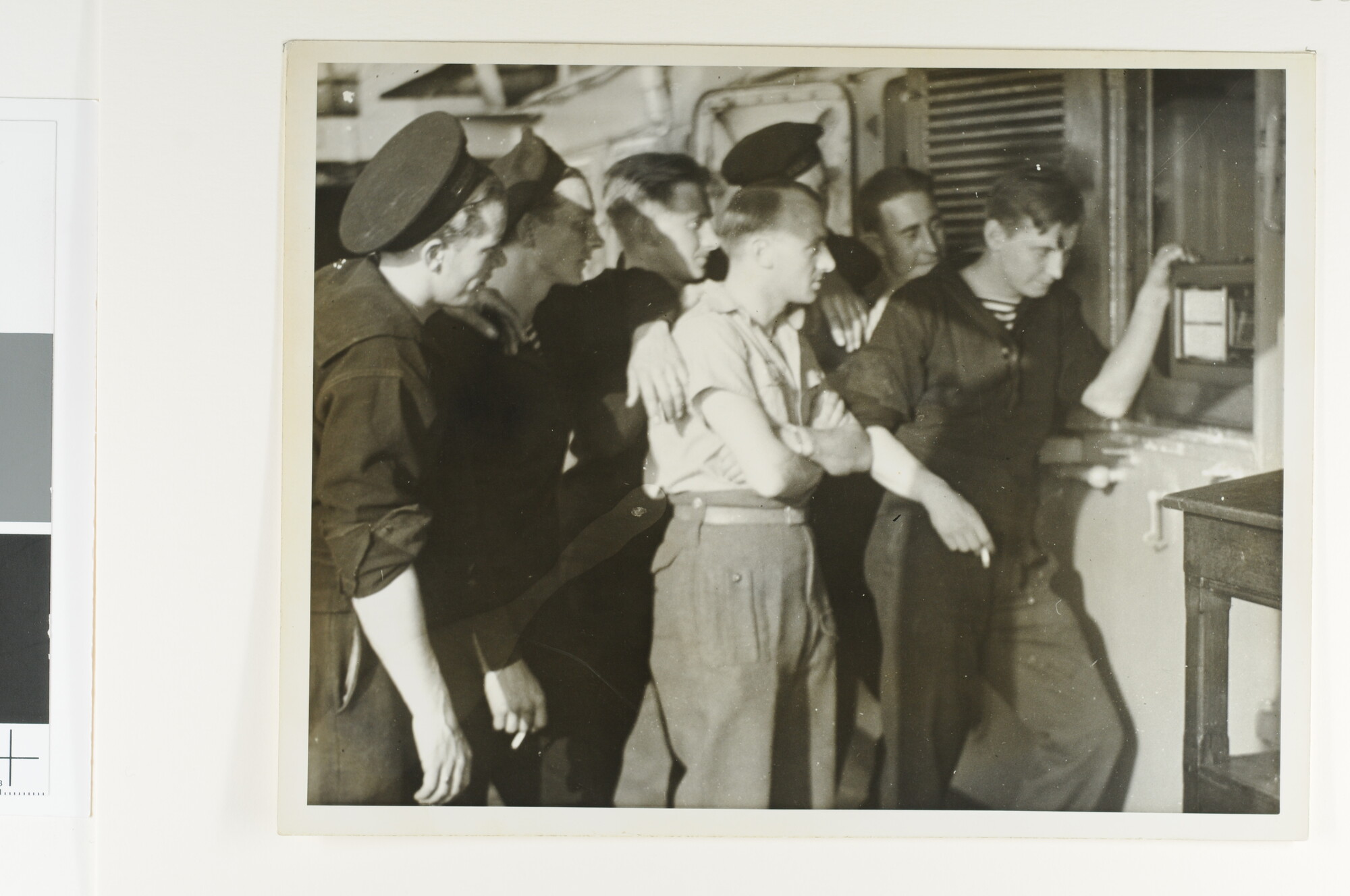 S.6281(02); Foto's over het leven aan boord van Hr.Ms. 'Flores', 1941; fotoreportage